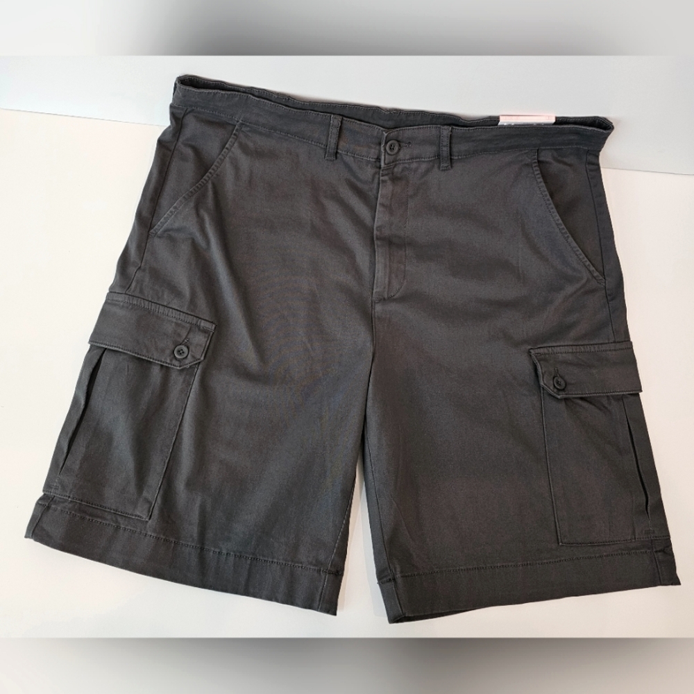St. John's Bay Executive Gray Mid-Length Cargo Shorts Sz 38 NWT